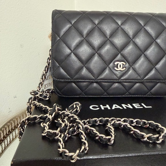 CHANEL LAMBSKIN WALLET ON CHAIN - Picture 5 of 16